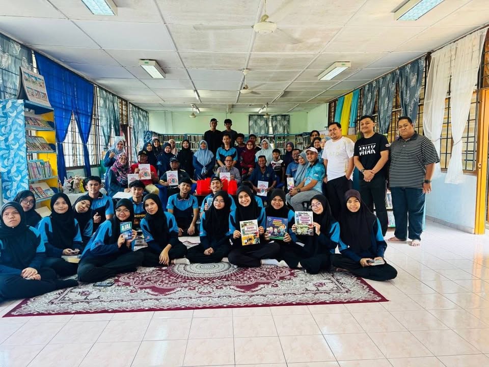 Gotong Royong Di Perpustakaan Desa Kg. Tedong