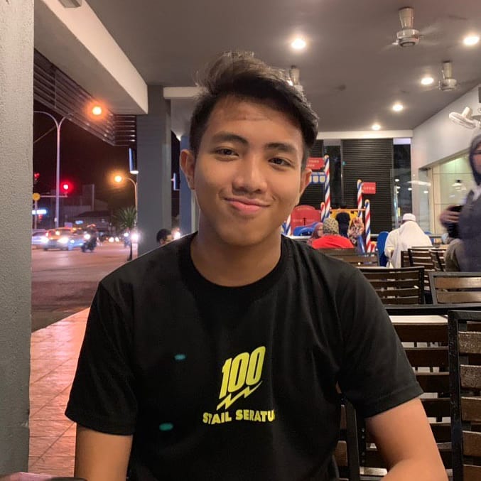 Senyuman Menarik. Siapa Tak Tertarik. Bilang Sama Gua 