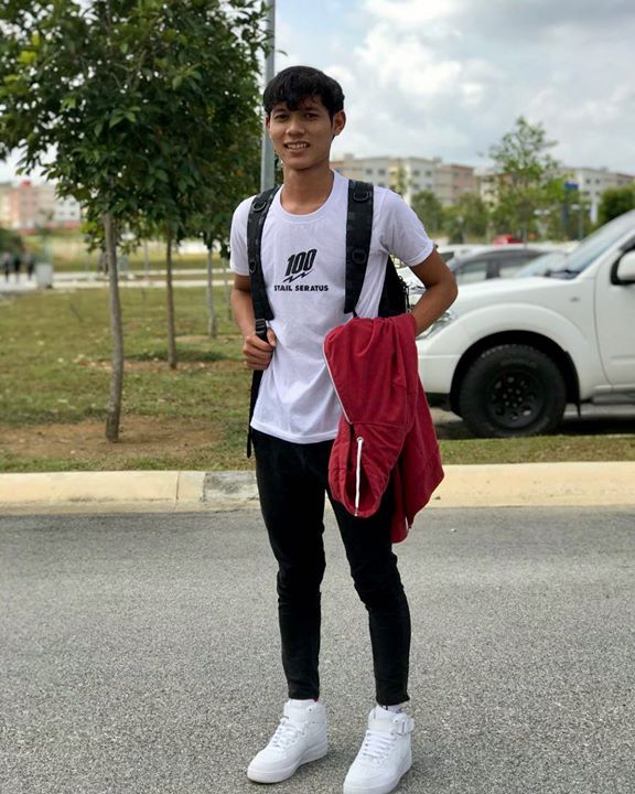 Simple White Basic Tee Dipadankan Dengan Skinny Hitam 