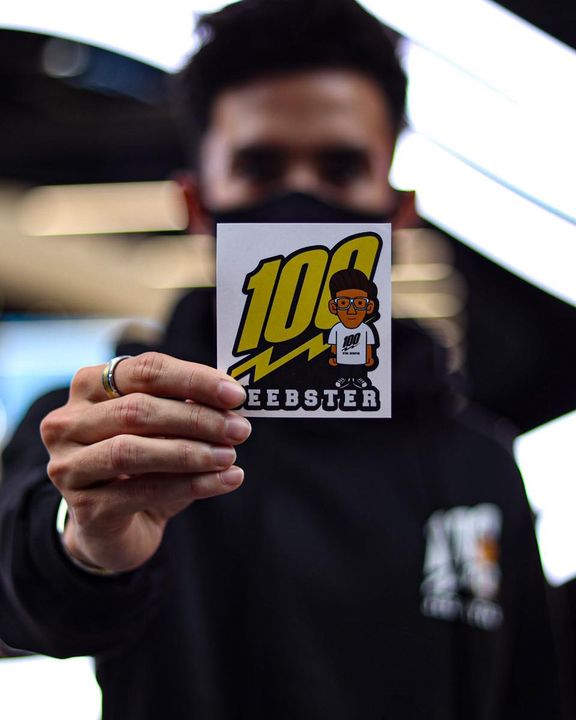 Setiap Pembelian Jeebstail Hoodie Akan Didatangkan Dengan Pelekat 