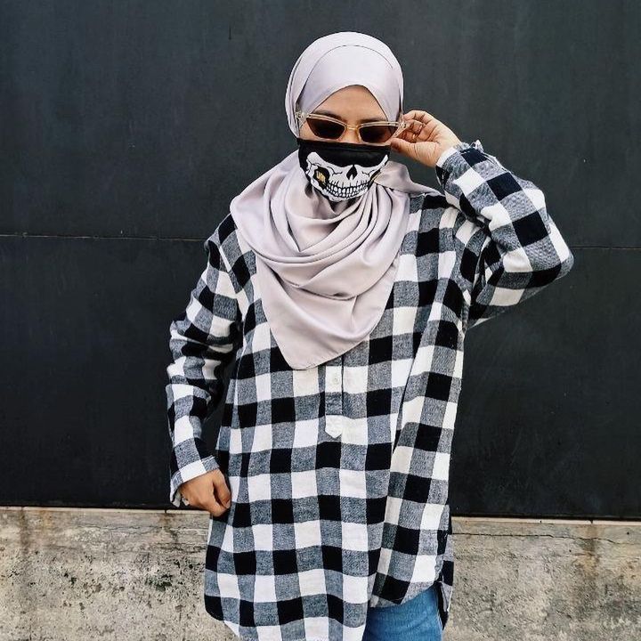Wuahh.. Siapa Kata Perempuan Tak Sesuai Pakai Skullface 