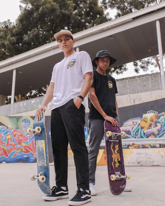 Stail Seratus Skateboarding. 