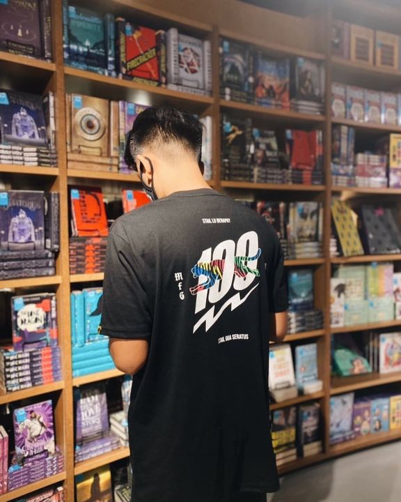 Membaca Itu Jambatan Ilmu. Memakai Tora Oversized Tee 