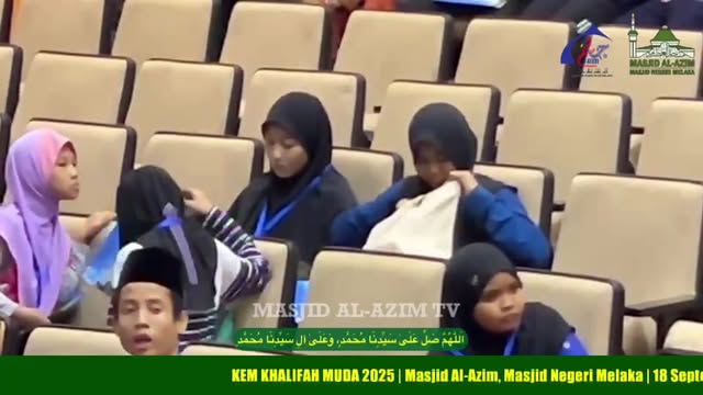 اَللّٰهُمَّ صَلِّ عَلَىٰ سَيِّدِنَا مُحَمَّدٍ،وَعَلَىٰ آلِ سَيِّدِ نَا 