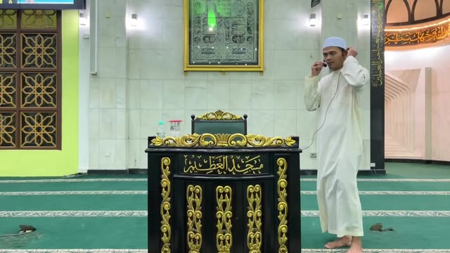 اَللّٰهُمَّ صَلِّ عَلَىٰ سَيِّدِنَا مُحَمَّدٍ، وَعَلَىٰ آلِ سَيِّدِ 