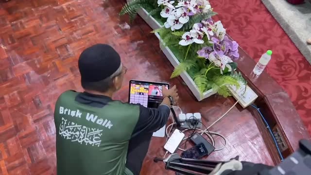 اَللّٰهُمَّ صَلِّ عَلَىٰ سَيِّدِنَا مُحَمَّدٍ،وَعَلَىٰ آلِ سَيِّدِ نَا 