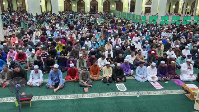 ‎اَللّٰهُمَّ صَلِّ عَلَىٰ سَيِّدِنَا مُحَمَّدٍ، وَعَلَىٰ آلِ سَيِّدِنَا 