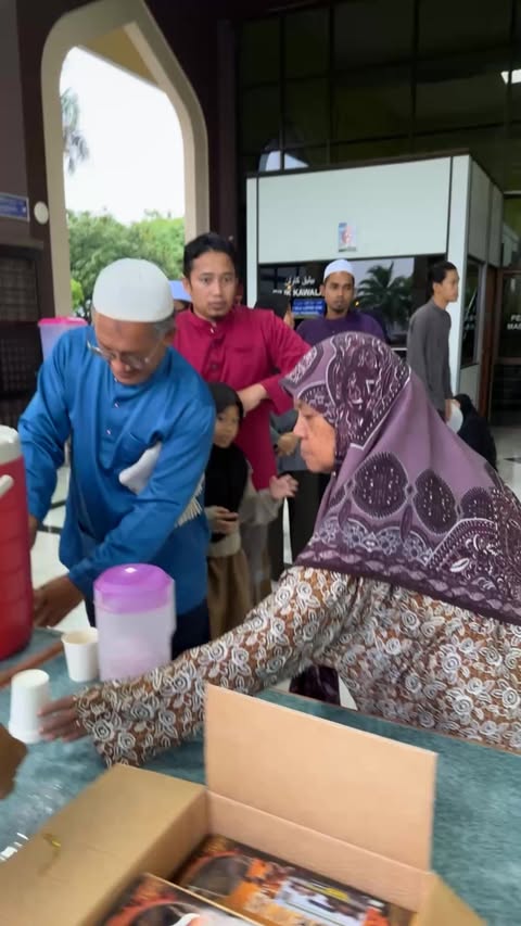 Suasana Saat Menanti Waktu Berbuka Puasa Di Masjid 