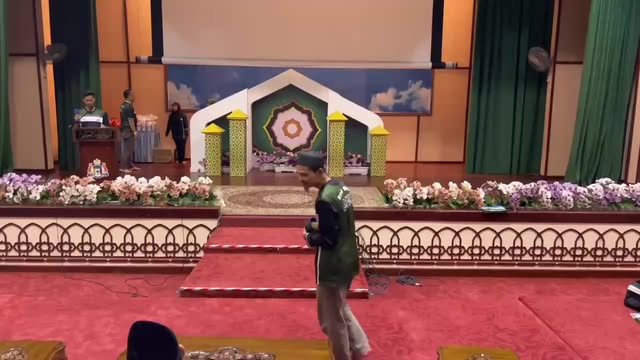 اَللّٰهُمَّ صَلِّ عَلَىٰ سَيِّدِنَا مُحَمَّدٍ،وَعَلَىٰ آلِ سَيِّدِ نَا 