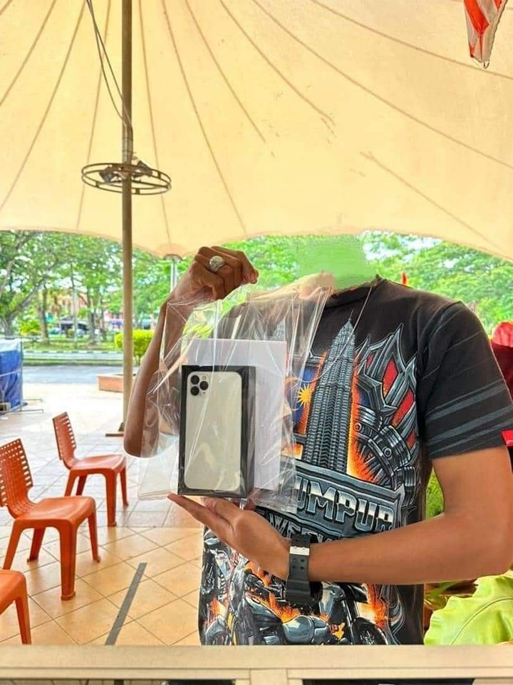 Customer: Jangan Nampak Muka Ya Bos. 