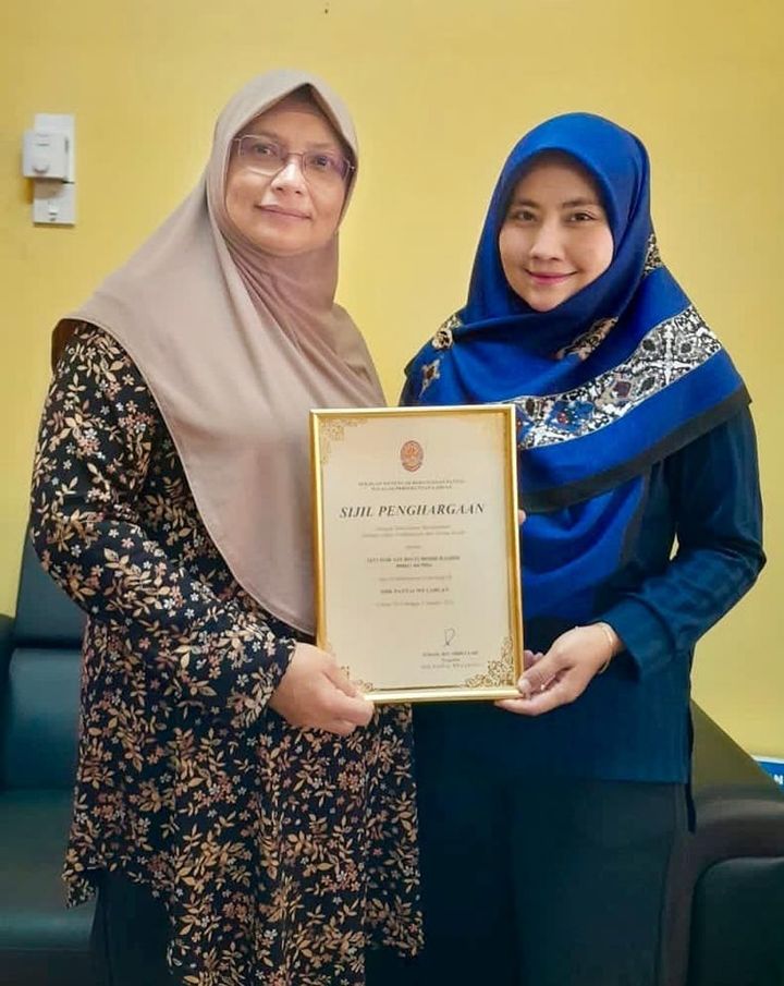 Penyerahan Sijil Penghargaan Oleh Pn. Wan Azmona Binti 