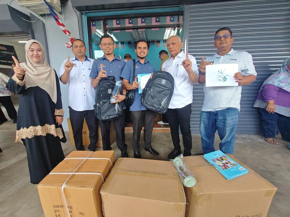Gimik Penyerahan Bantuan Awal Persekolahan (bap) Di Hadapan 