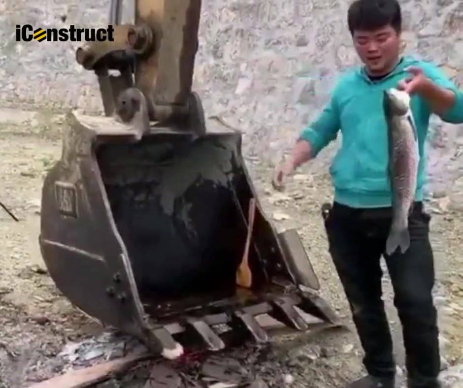 Boleh Jugak Try Bakar Ikan Atas Backhoe Lepas 