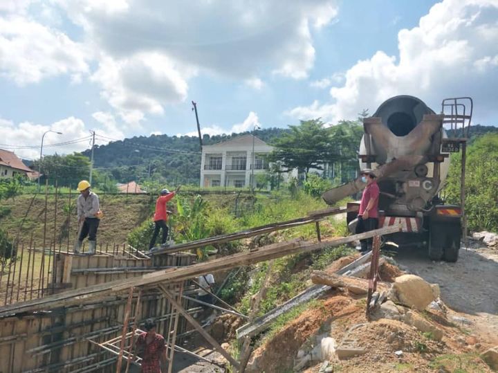 Jalan Sempit Lori Concrete Nak Masuk. Terpaksa Buat 