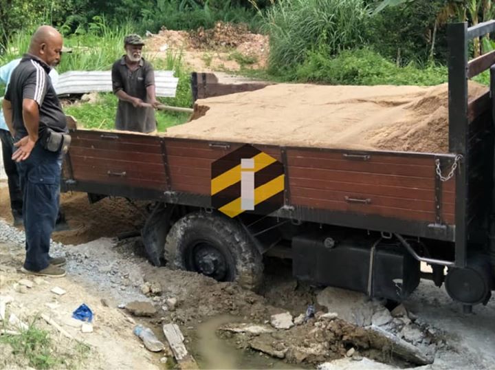 Alamak ! Tayar Lori Sangkut Kat Site Tadi 