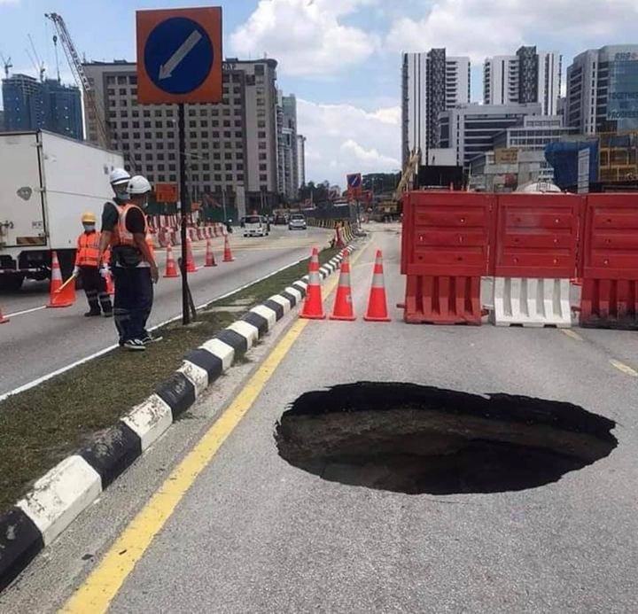 Lubang Apa Ni Besar Gila ?? 