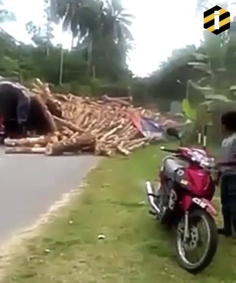 Kepada Abang-abang Lori Jangan Lah Bawak Muatan Lebih..nanti 