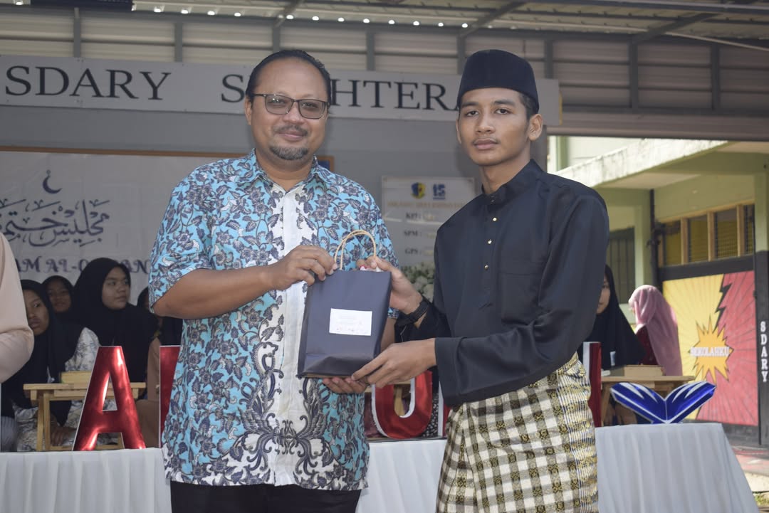 Majlis Penyerahan Cenderahati Khatam Al Qur\'an Dan Hadiah 