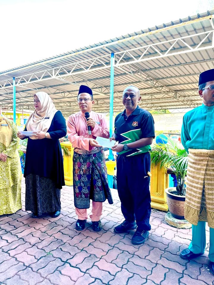 Penyerahan Surat Anugerah Perkhidmatan Cemerlang 2023 Kepada Guru-guru. 