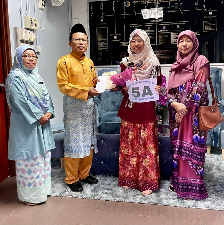 Penyampaian Sijil Sumbangan Kecemerlangan Spm Daripada Pibg Kepada 