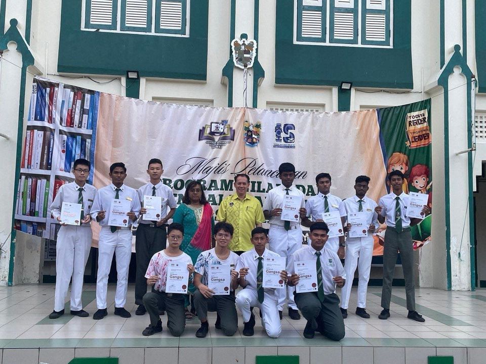 A Total Of 17 Students From Various Uniform 