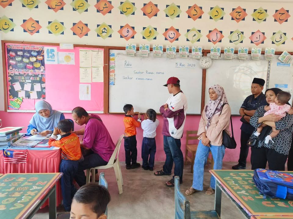 Penyerahan Bantuan Awal Persekolahan (bap) Murid Tahun 1 