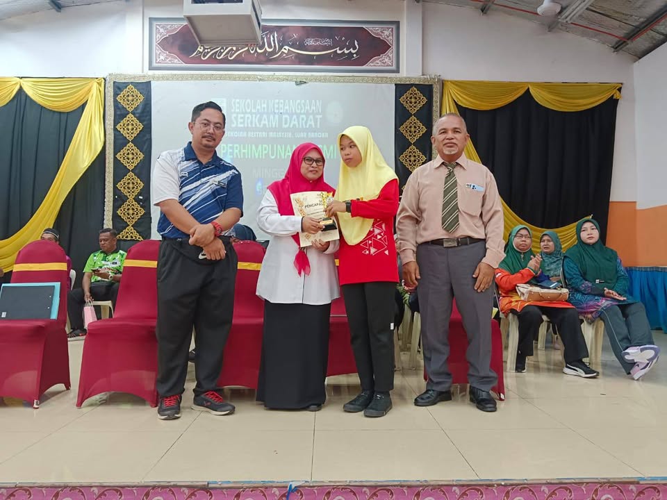Penyampaian Sijil Dan Piala 