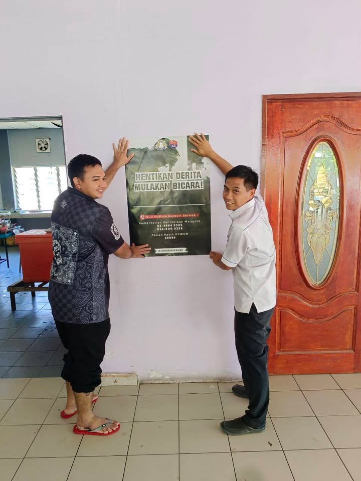 Proses Pemasangan Poster Kempen Hentikan Buli Di Sekitar 