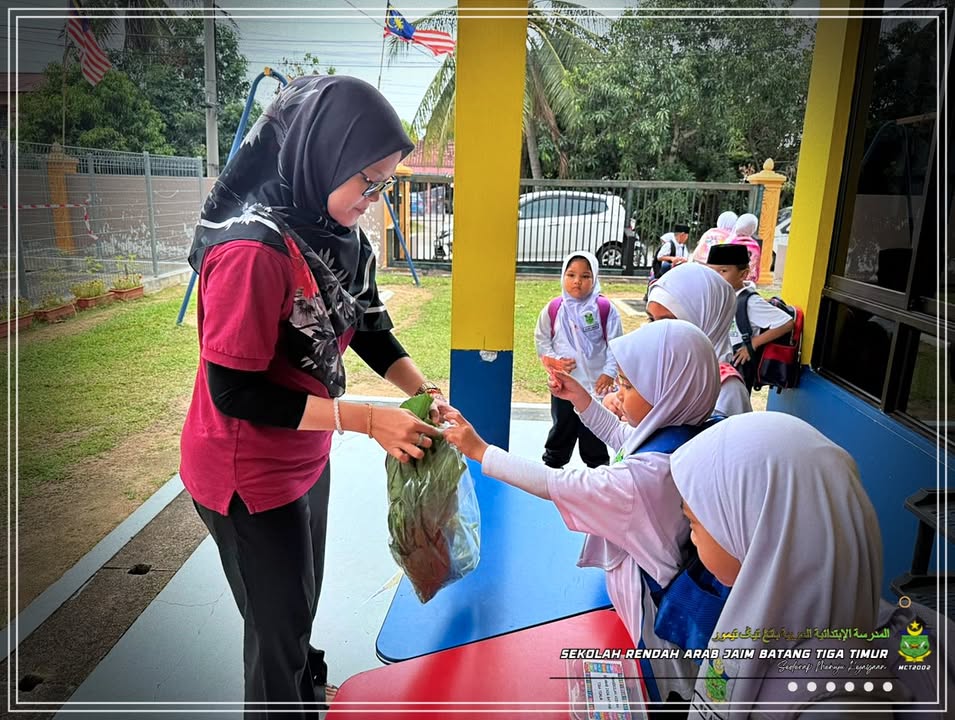 Jualan Sayur-sayuran Dari Kebun Prasekolah Aisyah Kepada Ibubapa 