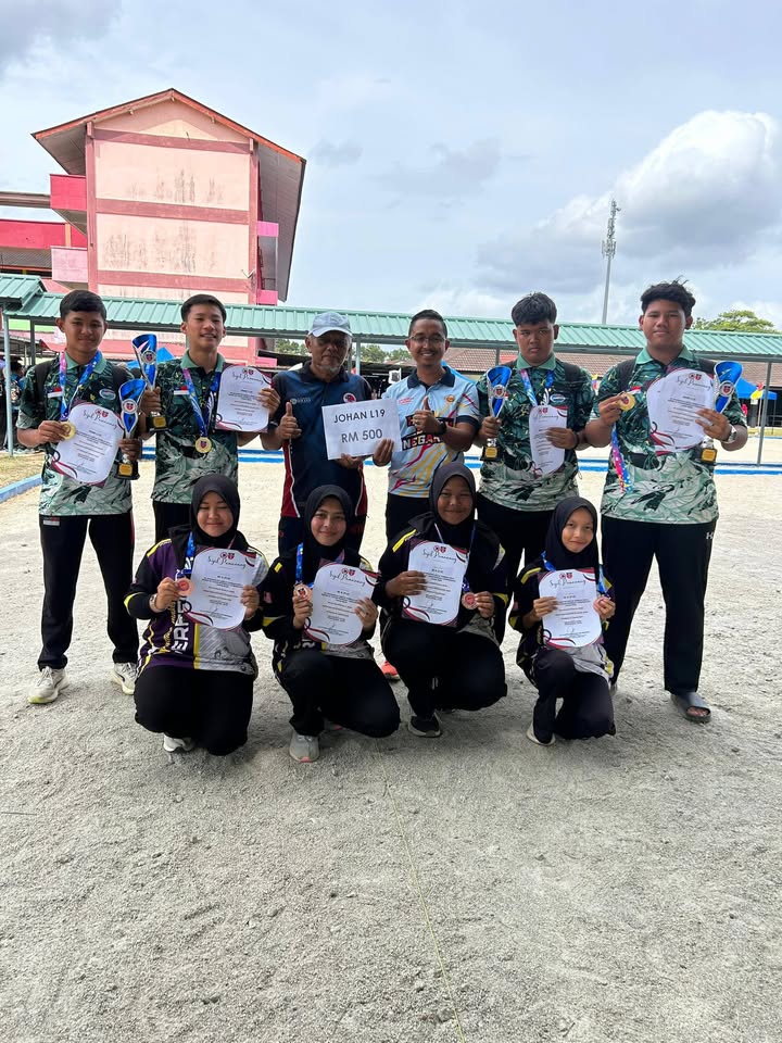 Pasukan Kategori Triple Lelaki Berjaya Meraih Johan Daripada 