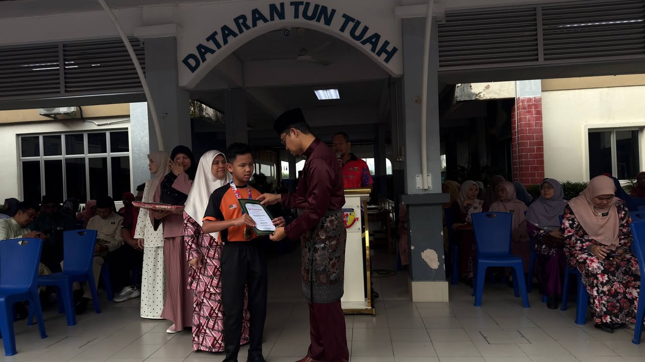 Penyampaian Hadiah & Sijil Penyertaan Kepada Para Peserta 