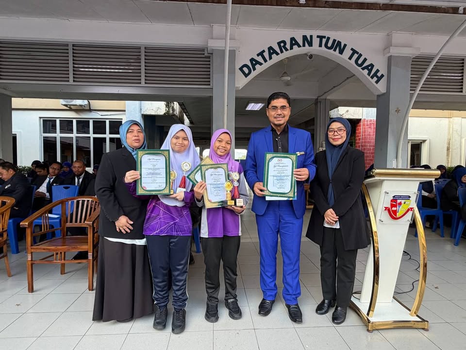 Penyampaian Hadiah Dan Sijil Penyertaan Kepada Johan Poetry 