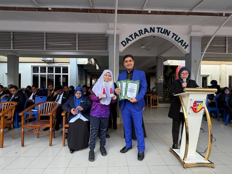 Penyampaian Hadiah Dan Sijil Kepada Pembahas Terbaik Debat 