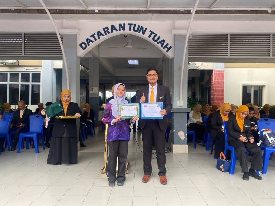 Penyampain Hadiah Dan Sijil Kepada Peserta Scrabble Yang 