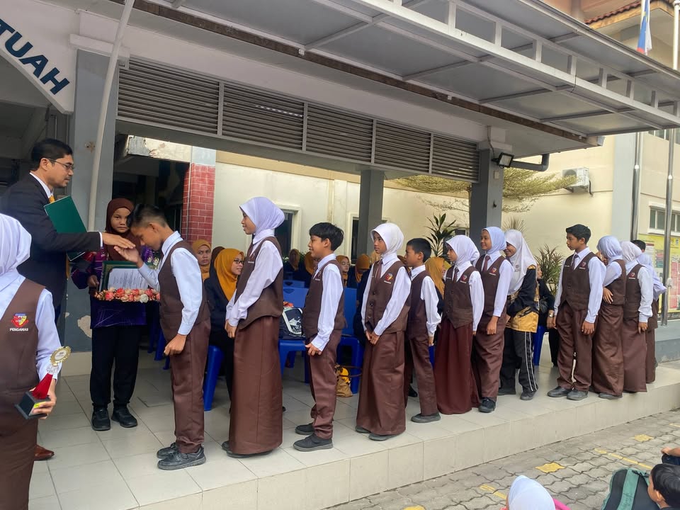 Penyampaian Hadiah Dan Sijil Kepada Pasukan Bicara Berirama 