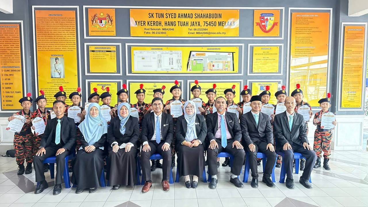 Penyampaian Hadiah Dan Sijil Kepada Para Peserta Kawad 