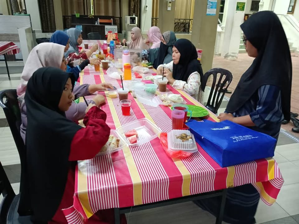 Berbuka Di Masjid Saidina Umar Al-khattab 