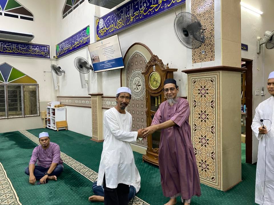 Penyampaian Sumbangan Kepada Bakal Haji Dari Ahli Kariah 